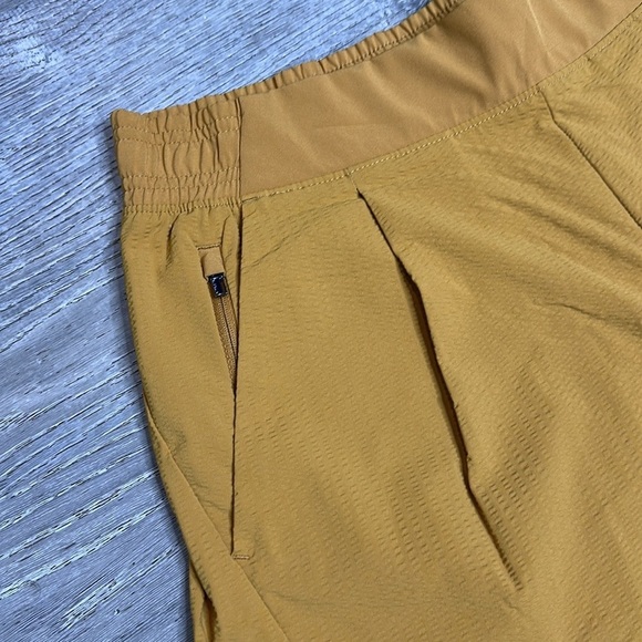 NEW Athleta Women’s Textured Brooklyn Short in Tuscan Gold Sz 10 - Picture 3 of 10